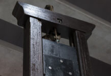 Badinter entre au Panthéon, et la guillotine est au Mucem