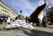 Colère des agriculteurs, ils déposent du fumier sur la Comédie Colère des agriculteurs, ils déposent du fumier sur la Comédie à Montpellier - Photo - JP Vallespir