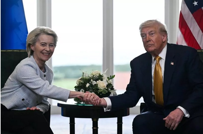 Accord commercial entre l'UE et les USA, la main d'Ursula von der Leyen dans les serres de Trump. Photo AFP