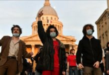 À la Sorbonne, les étudiants refusent de choisir… Des étudiants de la Sorbonne, le 14 avril 2022, à Paris. © Julien de Rosa, AFP