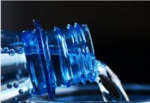 Vendre de l’eau minérale, n’est-ce être qu’un marchand de plastique ?