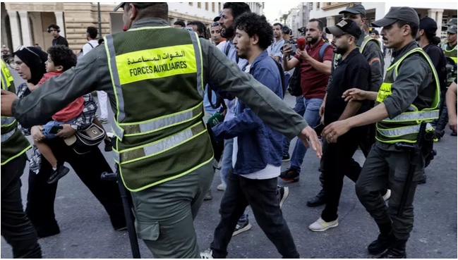 Les-forces-de-securite-marocaines-en-action-a-Rabat-le-28-sep-2025-face-a-des-jeunes-reclamant-la-justice-sociale-et-des-ameliorations-dans-les-secteurs-de-la-sante-publique-et-de-leducation.-AFP