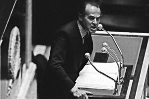 Robert Badinter à la tribune de l’Assemblée nationale